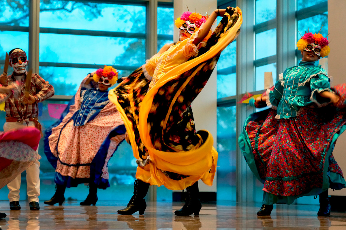 Ballet Folkloriko de Barajas performing at the FAC for Día de Muertos on Nov. 1. Photo by Jamie Cotten