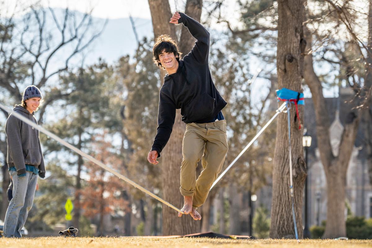 Jake Arculli ’24 slack lines in Tava Quad on 3/9/23. Photo by Lonnie Timmons III / Colorado College.