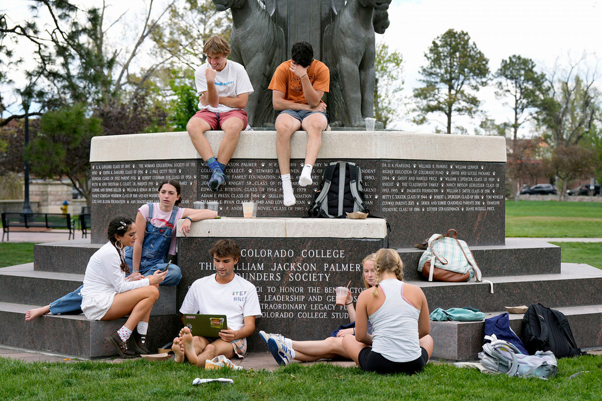 Students enjoy warm and somewhat sunny weather on May 14 around campus. Photo by Jamie Cotten