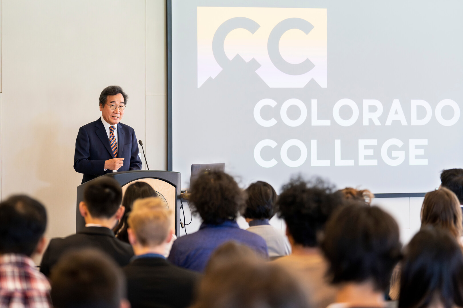 Nakyon Lee, former prime minister of South Korea (2017 - 2020) speaks to students about the prospects of peace on the Korean Peninsula. Photo by Lonnie Timmons III