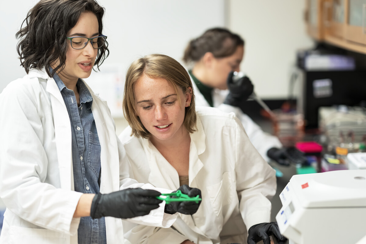 Left, Professor Meredith Course mentored research in molecular biology lab with Tia Peterson ’24 on Thursday, April 14, 2022. They are amplifying part of a gene involved in Alzheimers. Photo by Lonnie Timmons III / Colorado College.